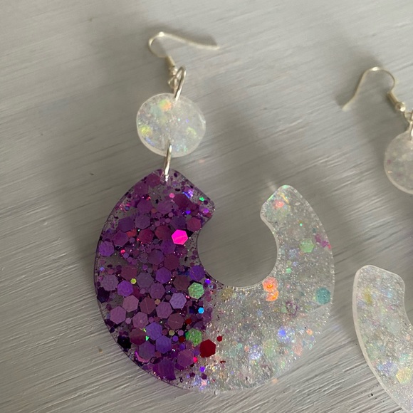 Resin dangle earrings purple/white glitter - Picture 3 of 3